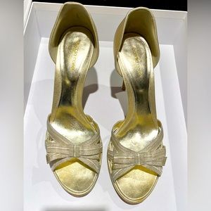 Authentic Sergio Rossi size 41 gold bow sandal. Perfect neutral for your closet